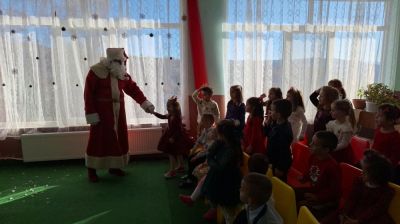 Дядо Коледа намина в детската градина  5